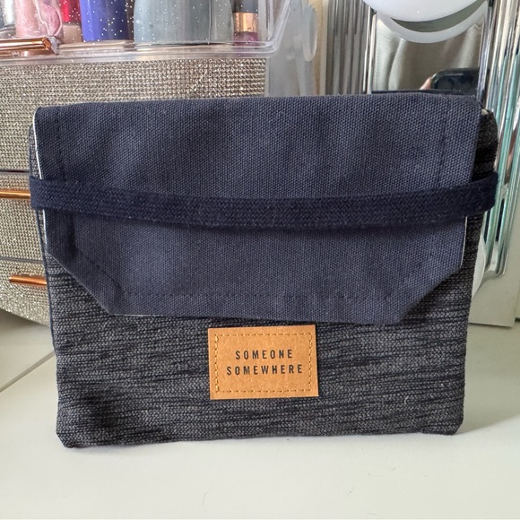 3/$15 Delta “Someone Somewhere” Delta One Travel Bag - Picture 1 of 5